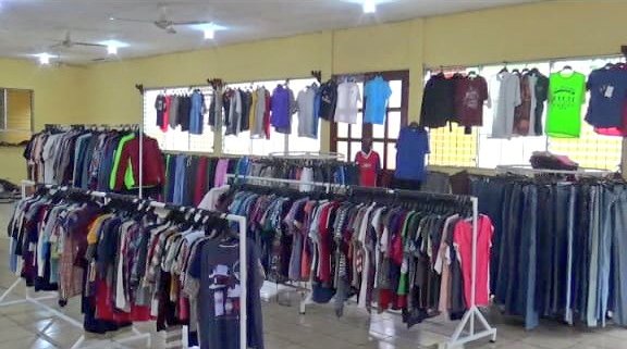 RDIemprendemos's tweet photo. Desde Chinandega doña Jessenia, decide #emprender ➡ tiene clientes satisfechos con su atención y la calidad de ropa que ella comercializa. 

Vistenla en el mercado central de la ciudad de chinadega. @ParquedeFeria @NicaEmprende @walkihernaovi21 @MiltonGHuete @Merflores36 https://t.co/peSmp6xVTf