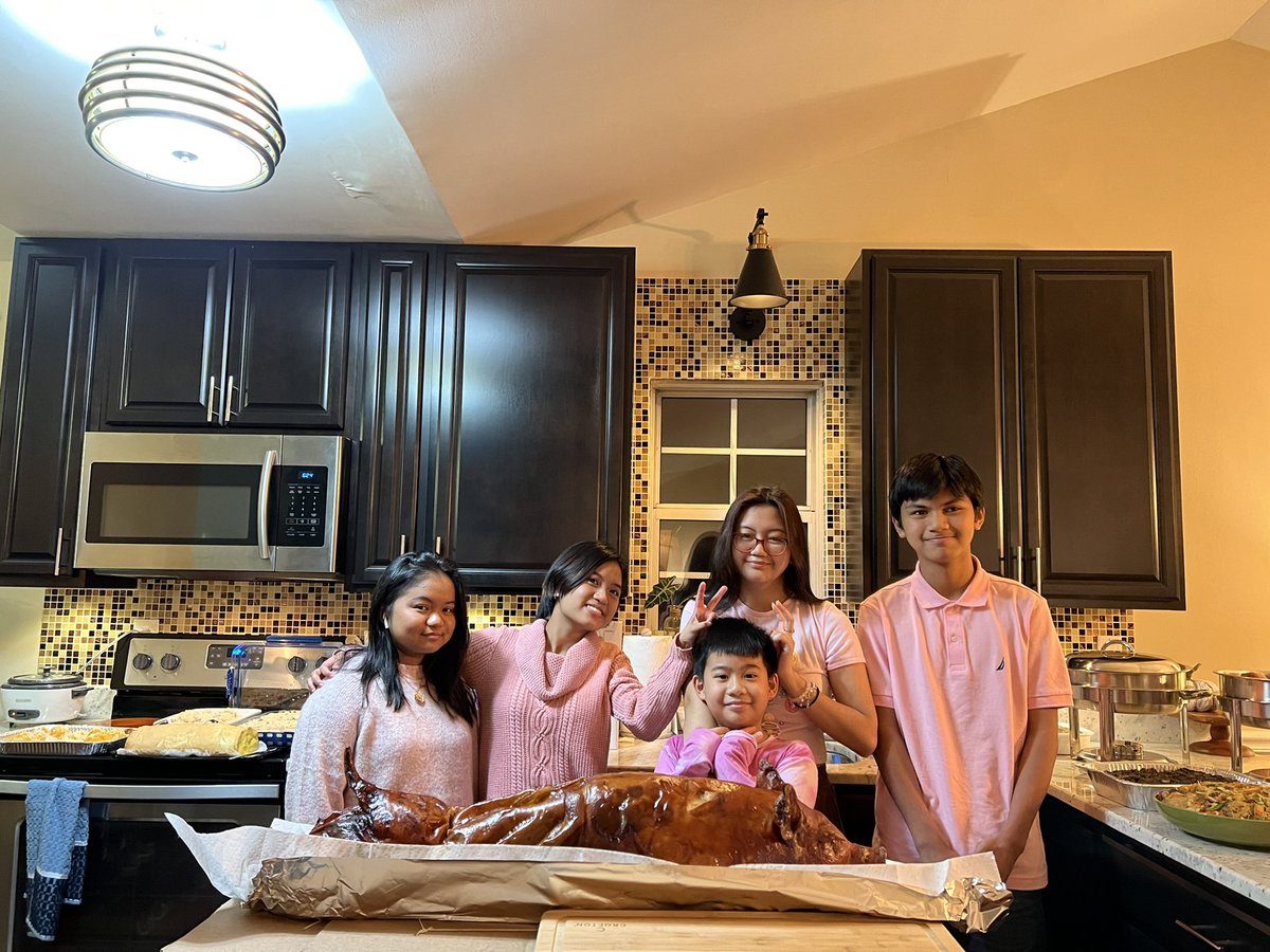 emilyvchavez's tweet photo. Happy Thanksgiving 🦃 🍁🍁from these Gen Z’s who are officially #kakampinks #LeniKiko2022 https://t.co/TM0OTU4C3G