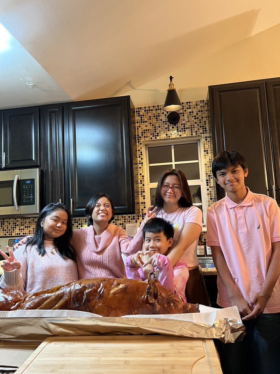 emilyvchavez's tweet photo. Happy Thanksgiving 🦃 🍁🍁from these Gen Z’s who are officially #kakampinks #LeniKiko2022 https://t.co/TM0OTU4C3G