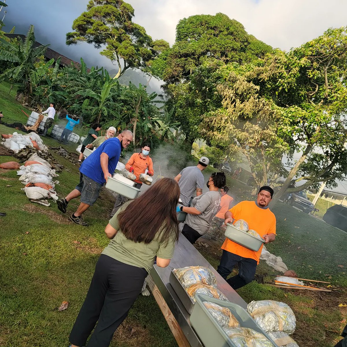 jilltokuda's tweet photo. Nothing like #Thanksgiving morning in #Kahaluu w/an #imu filled w/#turkey & kanikapila in the drive thru! 🦃 Good times for a great cause! Mahalo KEY Project for all that you do for our community! #windwardstrong https://t.co/QSY8CzqwdJ