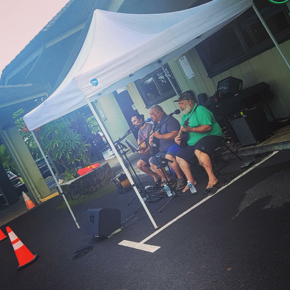 jilltokuda's tweet photo. Nothing like #Thanksgiving morning in #Kahaluu w/an #imu filled w/#turkey & kanikapila in the drive thru! 🦃 Good times for a great cause! Mahalo KEY Project for all that you do for our community! #windwardstrong https://t.co/QSY8CzqwdJ