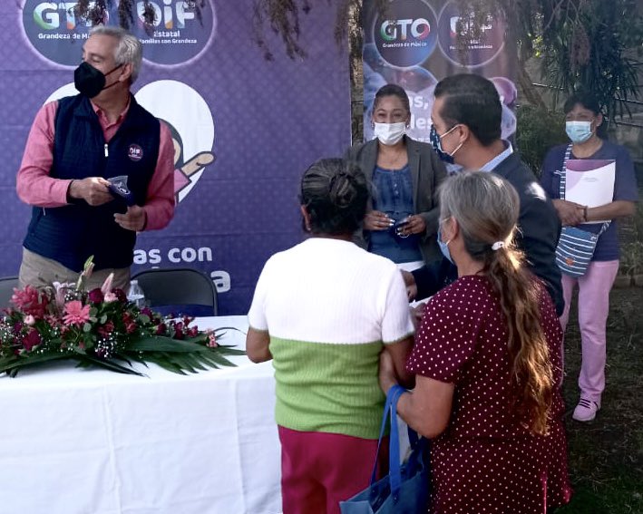 En compañía del presidente municipal de #SalavatierraGTO <a href="/germancer/">Germán Cervantes</a> entregamos lentes 👓 de lectura a Personas Adultas Mayores a fin de mejorar su calidad visual. #FamiliasConGrandeza💜