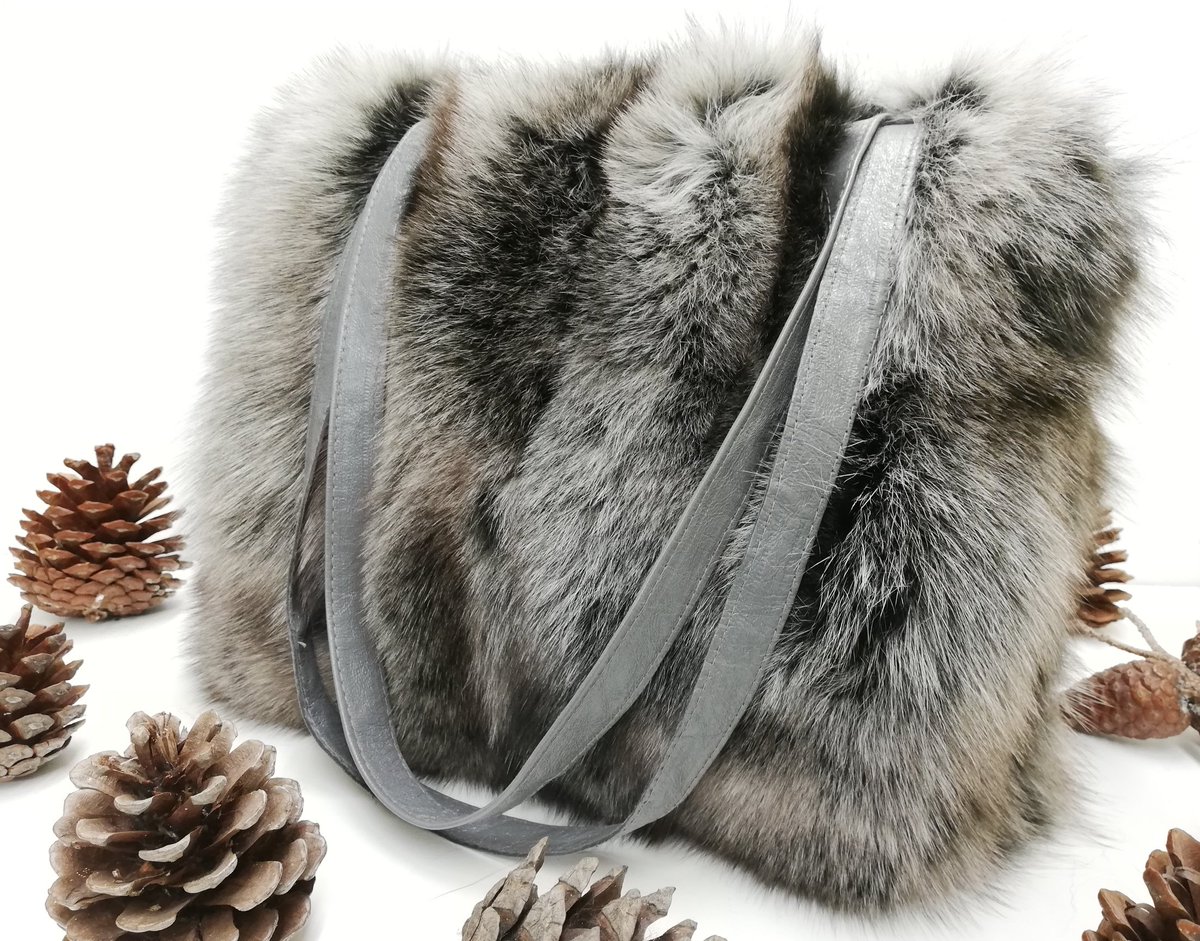 tkifurs's tweet photo. Fox fur bags are a small shopper provide enough space for the everyday things, is a sweet eye-catcher and the best elegant Christmas gift idea.
#realfur #furfashion #enviromentalfriendly  #sustainabilty #handmade #greekfurs #tkifurs https://t.co/nRDC0XMCUw