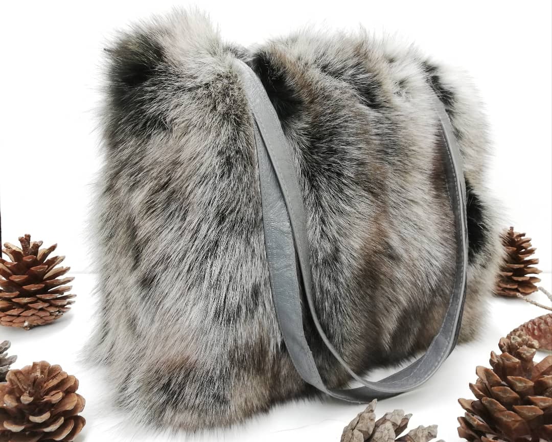 tkifurs's tweet photo. Fox fur bags are a small shopper provide enough space for the everyday things, is a sweet eye-catcher and the best elegant Christmas gift idea.
#realfur #furfashion #enviromentalfriendly  #sustainabilty #handmade #greekfurs #tkifurs https://t.co/nRDC0XMCUw