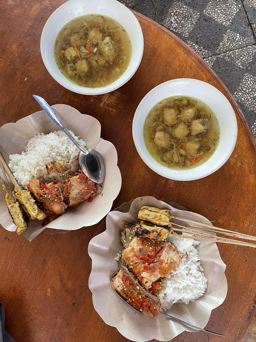 euniceapril's tweet photo. Rekomendasi makanan berbahan ikan di Candidasa, Karangasem, Bali. 

Namanya Sate Pepes Sop Ikan Marlin Bu Ribu (sejak 1950 dan ini sdh generasi ke-3). Sepaket ini hanya Rp 30ribu dan ikan marlin-nya ga pelit. Terbaik itu kuah supnya ❤️❤️❤️❤️ https://t.co/pdBGdgABNU