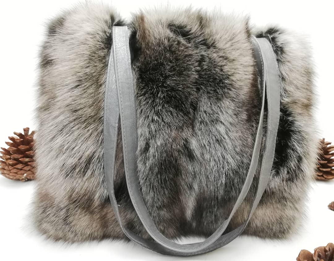 tkifurs's tweet photo. Fox fur bags are a small shopper provide enough space for the everyday things, is a sweet eye-catcher and the best elegant Christmas gift idea.
#realfur #furfashion #enviromentalfriendly  #sustainabilty #handmade #greekfurs #tkifurs https://t.co/nRDC0XMCUw