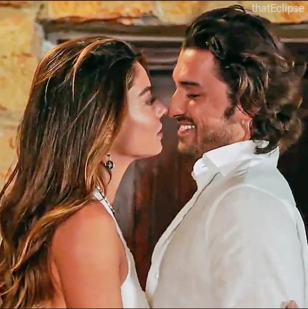 AdamasaliPy's tweet photo. @netflixturkiye A series with them ❤️ such a beautiful couple  #AlpNavruz #AyçaAyşinTuran https://t.co/eiSvvVhXtV
