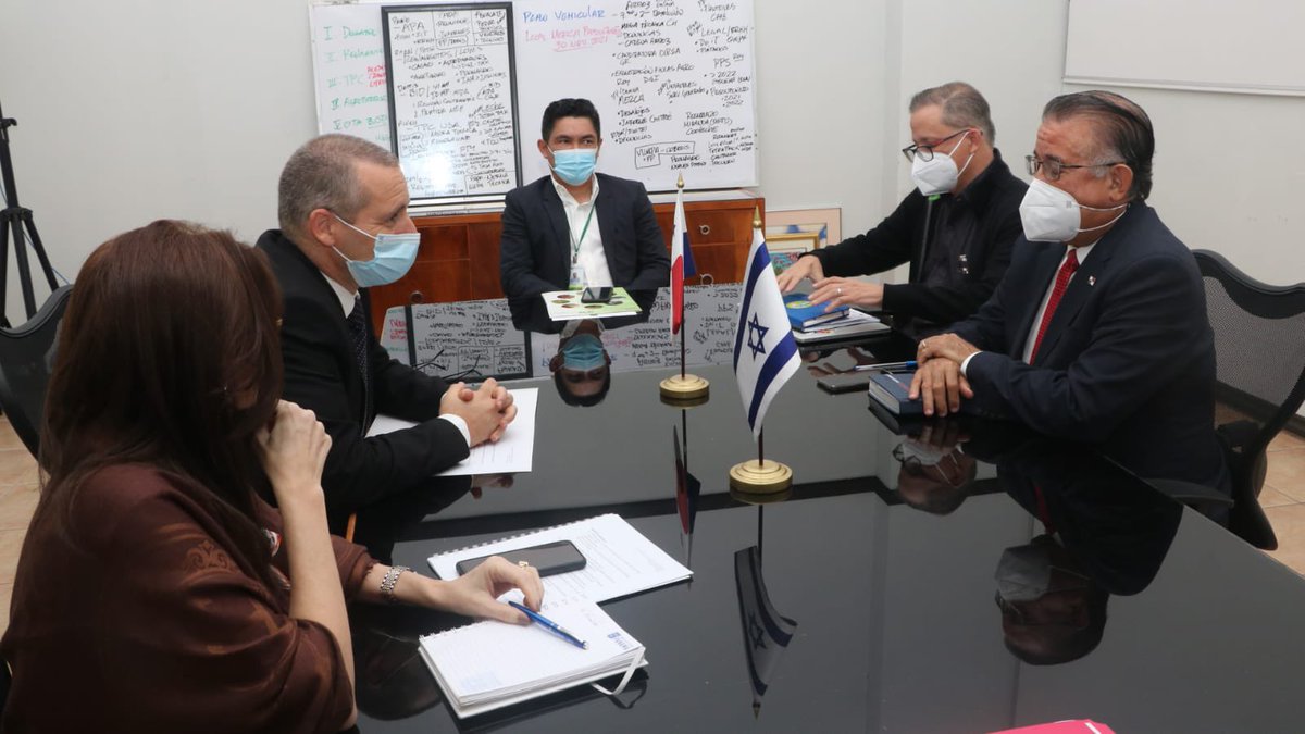 ItaiBardov's tweet photo. Fue un placer conocer al Ministro de Agricultura @AugustoRamonV y al Viceministro @carlorognoni y a su equipo. Hablamos de varias posibilidades de colaboración para el sector agropecuaria de Panama y su desarrollo. Gracias ministro por una excelente reunión 🇮🇱🇵🇦🌾 https://t.co/31IghTxjDC