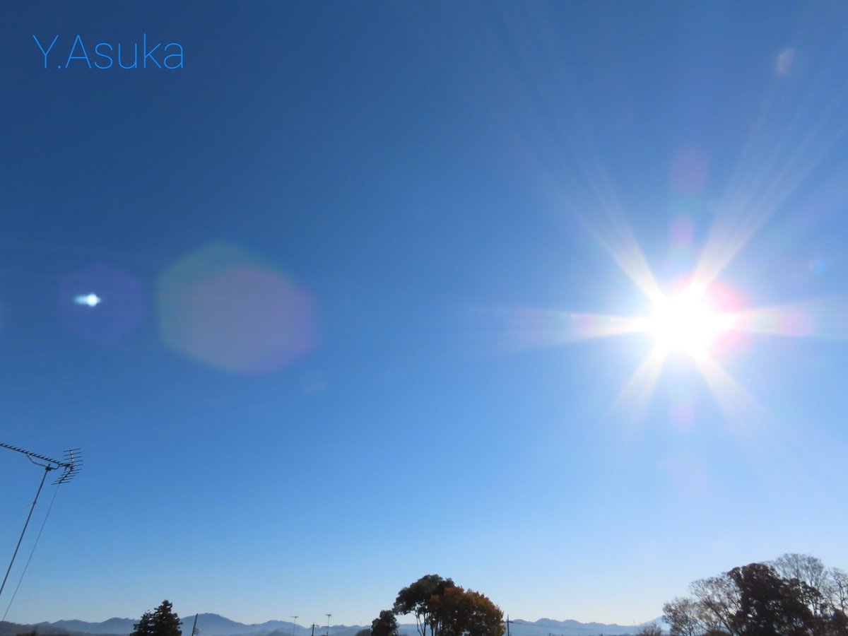 yumeasutw's tweet photo. お日様燦々✨快晴の冷えた金曜日の朝☀️
西には白いお月様(月齢21.1)

予想最高/最低気温🌡️17℃/2℃
晴れ☀️
爽やかなお洗濯日和👕厚手の物も良く乾きそうです。

#空の名前
#雲の教室
#天気の図鑑 #雲友
#積雲
#青空 #Sunshine
#月 #moon
#日光連山
#鉄塔 #電柱 #電線
#a2021 #a1126 #a202111 #a2021114 https://t.co/fGh6LeKCdX