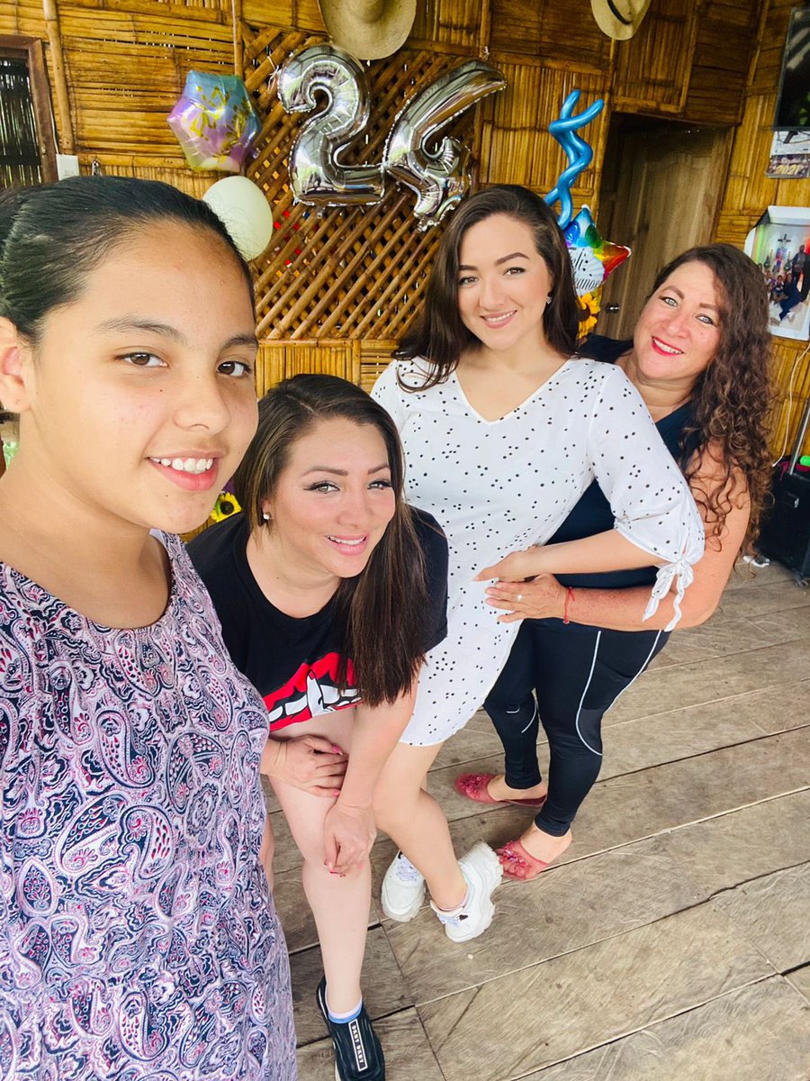 YomalliMera's tweet photo. Llegaron los 24 🎉🙌🏼 Más fuerte, más decidida y sobre todo con la fe puesta en Dios como toda la vida. Hoy tuve un cumpleaños diferente, rodeada de mi núcleo familiar y a la vez de mujeres que jamás había visto antes pero parecíamos mejores amigas 🤗😂. https://t.co/moMEIYE4qJ