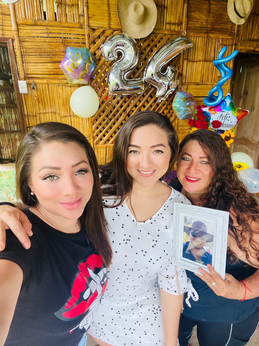 YomalliMera's tweet photo. Llegaron los 24 🎉🙌🏼 Más fuerte, más decidida y sobre todo con la fe puesta en Dios como toda la vida. Hoy tuve un cumpleaños diferente, rodeada de mi núcleo familiar y a la vez de mujeres que jamás había visto antes pero parecíamos mejores amigas 🤗😂. https://t.co/moMEIYE4qJ