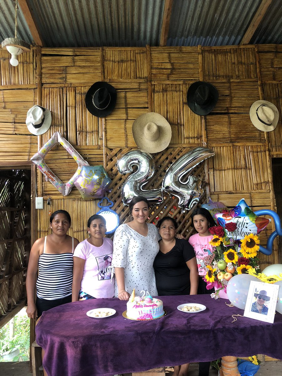YomalliMera's tweet photo. Llegaron los 24 🎉🙌🏼 Más fuerte, más decidida y sobre todo con la fe puesta en Dios como toda la vida. Hoy tuve un cumpleaños diferente, rodeada de mi núcleo familiar y a la vez de mujeres que jamás había visto antes pero parecíamos mejores amigas 🤗😂. https://t.co/moMEIYE4qJ