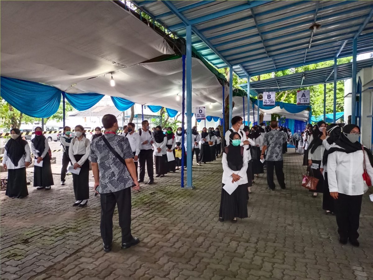 Mengawali SKB CPNS Tahun 2021 di Tilok UDINUS Semarang 
Jum'at, 26 November 2021 Sesi I diiringi rintik2 hujan... 
Semoga tidak menyurutkan semangat para peserta dalam mengikuti tes. 

Tetap jaga kesehatan dan patuhi prokes.. 🙏🙏