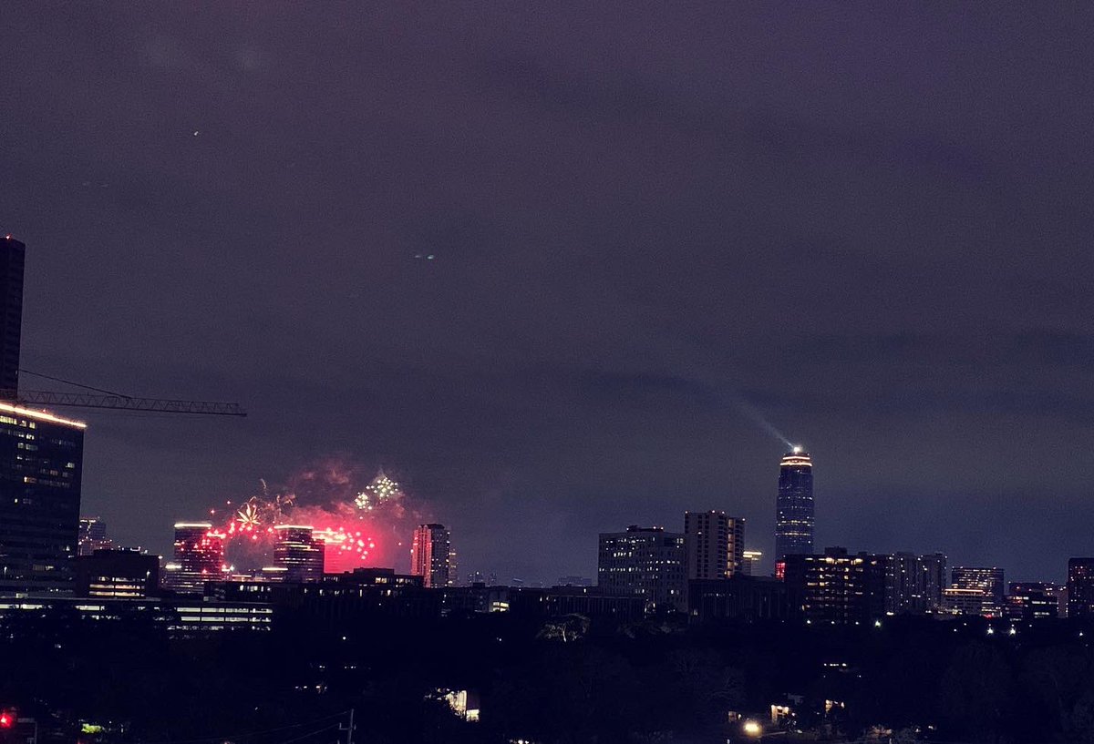 texasisyall's tweet photo. #HappyThanksgiving y’all  #Houston #texas #Fireworks #galleria https://t.co/OKPVtK6MCb