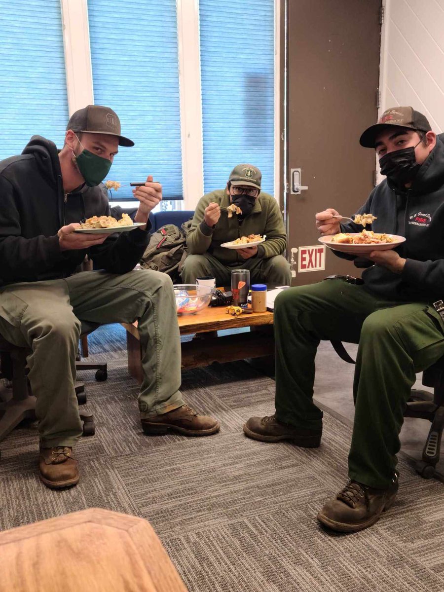 SanBernardinoNF's tweet photo. From the San Bernardino NF family to all of you, we wish you a very happy Thanksgiving!

Many of our firefighters are on duty overnight because of the red flag fire danger. We’re thankful for their dedicated service and glad they can have a holiday meal with their crew family. https://t.co/KXtPcCCOiT