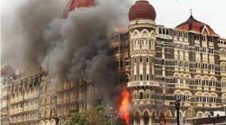 _shruwrites_'s tweet photo. Remembering the brave hearts of 26/11  #MumbaiTerrorAttacks with solemn tributes to all the heroic soldiers who sacrificed their lives for the protection of our nation. And heartfelt obeisance to all the innocent people who died brutally in #MumbaiAttacks 🙏. https://t.co/resO7d43lB