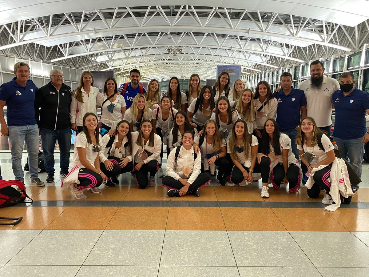 ¡#LasLeoncitas ya están en Ezeiza, listas para embarcar rumbo a Sudáfrica con un destino final soñado: el Mundial! 🤜🏻🇦🇷🤛🏻 #JWC2021