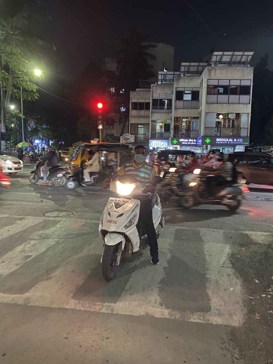This is girija tilak road chowk, pune.
So this man did not follow the signal, tried to enter wrong side. His reason for doing this was he is in #PRESS 
There are different rules for press people? <a href="/PuneCityPolice/">पुणे शहर पोलीस</a> <a href="/PuneCityTraffic/">पुणे शहर वाहतूक पोलीस</a> <a href="/CPPuneCity/">CP Pune City Police</a>