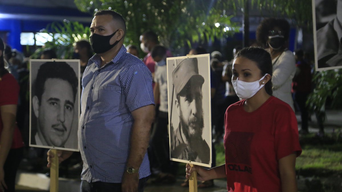 UOCuba's tweet photo. Recordar el legado de #FidelPorSiempre y preservar su memoria es para los cubanos un deber diario. Varias generaciones de la @UOCuba rinden sentido tributo desde el Monumento a los Mártires.  #TenemosMemoria #CubaVive #FidelVive https://t.co/5wIl9mmIWh