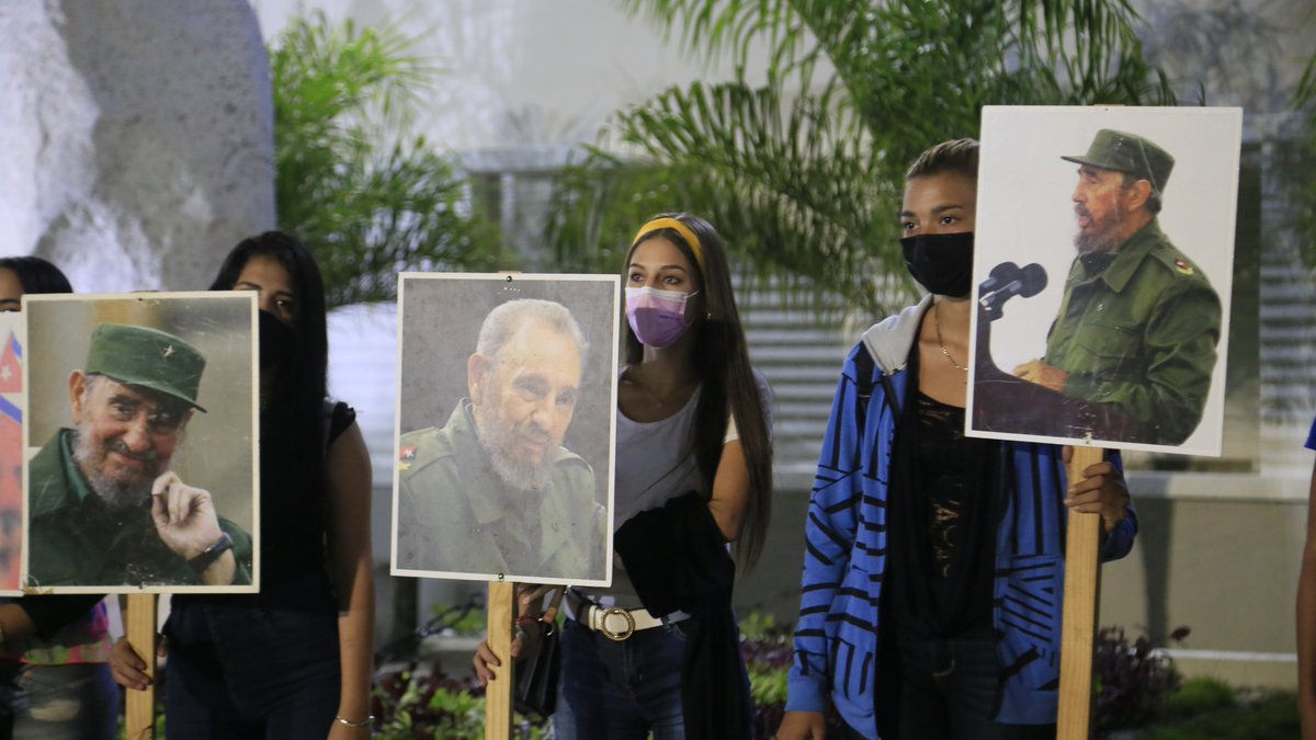 UOCuba's tweet photo. Recordar el legado de #FidelPorSiempre y preservar su memoria es para los cubanos un deber diario. Varias generaciones de la @UOCuba rinden sentido tributo desde el Monumento a los Mártires.  #TenemosMemoria #CubaVive #FidelVive https://t.co/5wIl9mmIWh