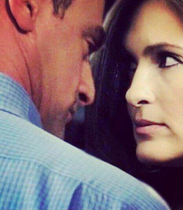 KansasCole85's tweet photo. The look in her eyes is priceless! ❤️#eoforever @Mariska @Chris_Meloni https://t.co/atJoXp12TA
