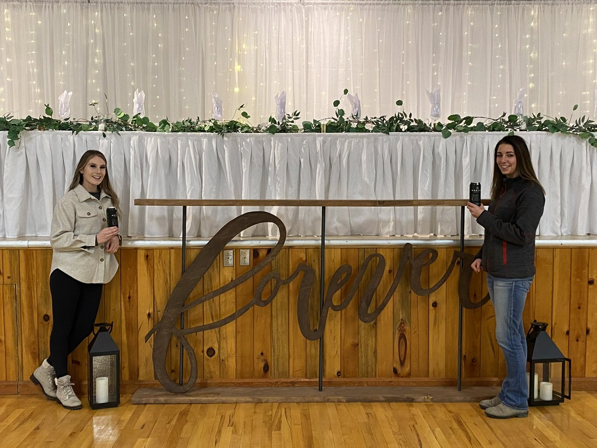 SeCanLauren's tweet photo. Every seed rep shows up to wedding decorating with @MakersCraftMalt Fraser #craftbeer &amp; pizza, right? Had the pleasure of working w/Miss @BrieSchemenauer over the yrs, so happy for u my little “seed sister” even tho ur way too young 🤣#FraserForever #CDCFraser avail @ Lung Seeds https://t.co/MeSASCKdgD