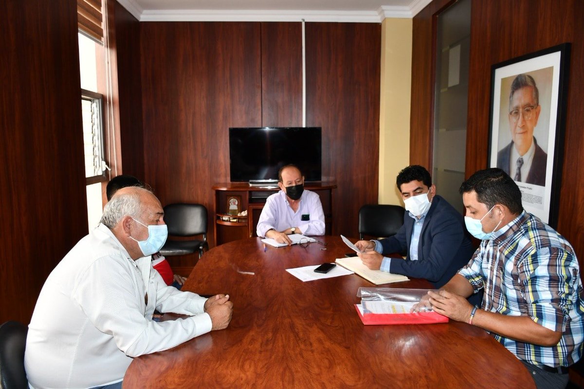 Siendo la seguridad una prioridad para el #GobiernoDelEncuentro, este jueves me reuní con el alcalde del cantón #Huaquillas, Alberto Astudillo, el jefe político Erick Feijoo. Con quienes se articula ejecución del #PlanRescateEcuador.
#FranciscoVera #GuillermoLasso #ElOro