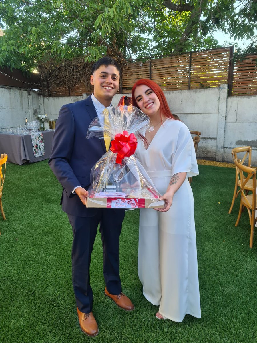 Saludamos el matrimonio de la Sra María Fernanda Briones M y el Voluntario  Sr Nicolás Lagos H. Muchas felicidades les desea la familia segundina., image size:900x1200