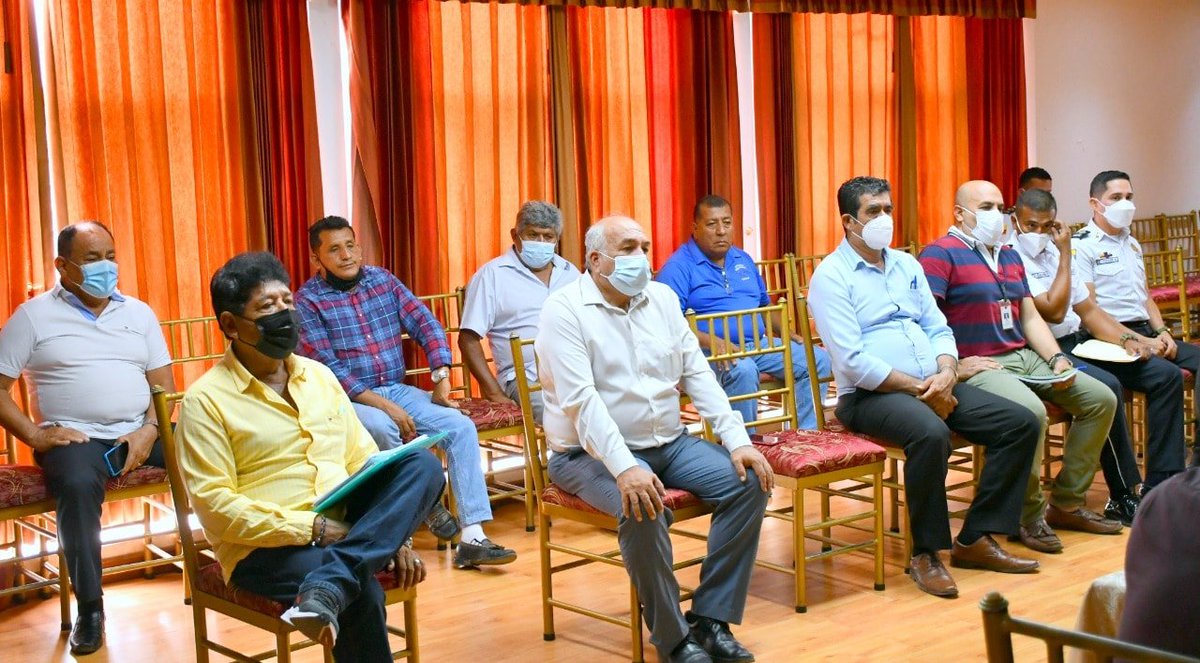 Dialogando con dirigentes de comerciantes de hidrobiológicos del cantón #Huaquillas, de las asociaciones Pacífico Sur y Pesca Sur. Lo acompañan autoridades del Servicio Nacional de Aduanas, Intendencia de #ElOro  y Comisión Nacional de Tránsito del #Ecuador.
#FranciscoVera