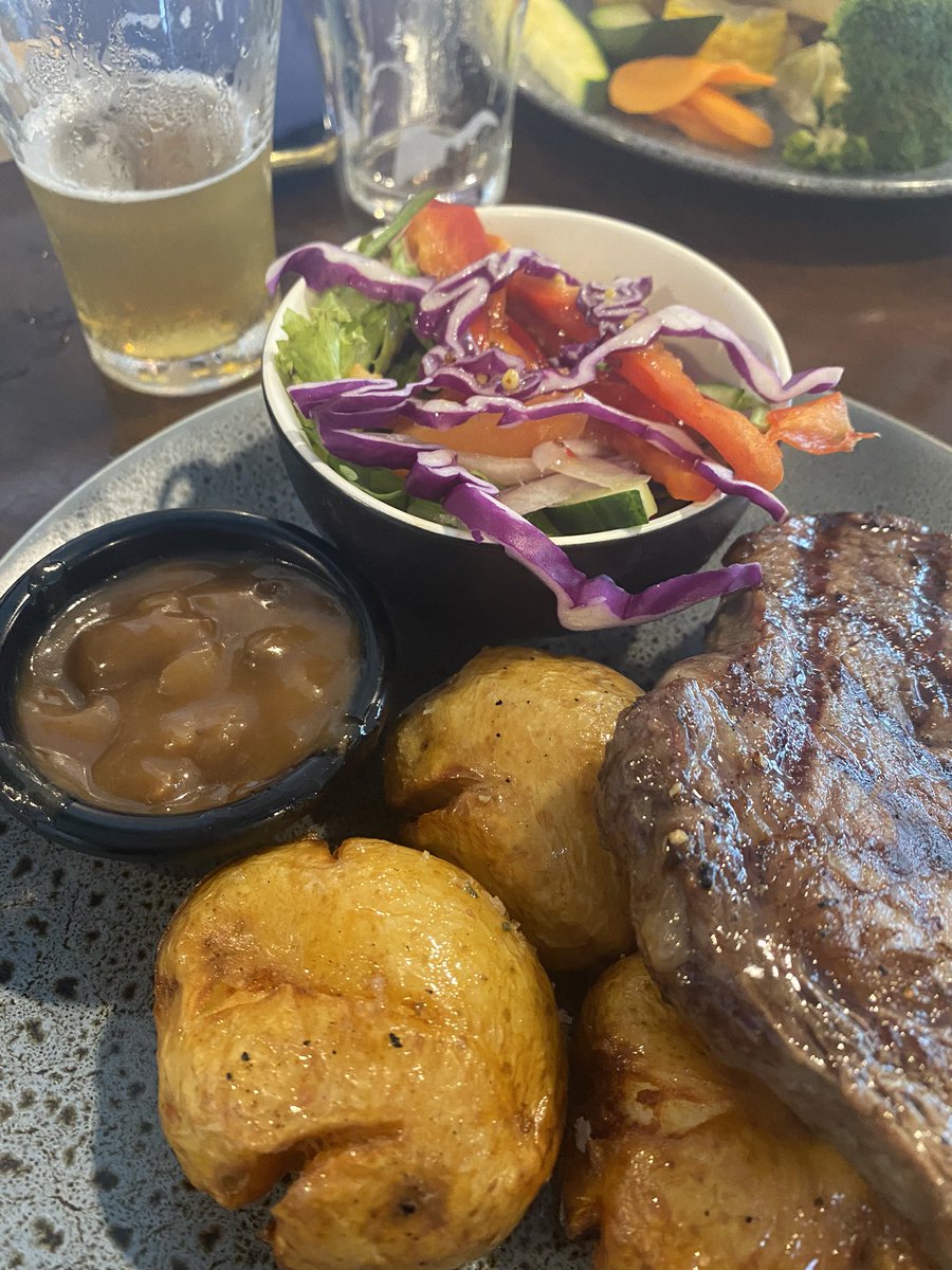 NewyBeachBum's tweet photo. Friday. 
Pub lunch. 
Team building. 
Something something…… 

#YeahGoodThanks #BeerMe #FuckYeahFriday https://t.co/Q27cQdziAz
