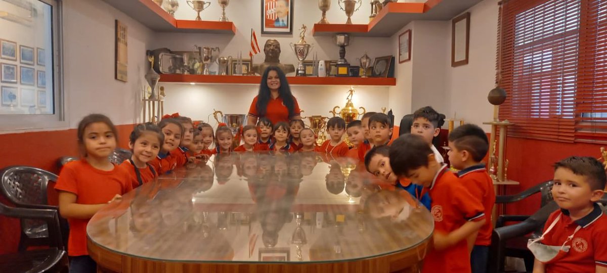 CASMOficial's tweet photo. 🏟 Los mismos fueron recibidos por integrantes de la HCD junto al @DeptoSociosCASM, quienes los acompañaron en una visita guiada y les brindaron un refrigerio.

#VamosCiudadela 🇦🇹 https://t.co/xprU8BKpf9
