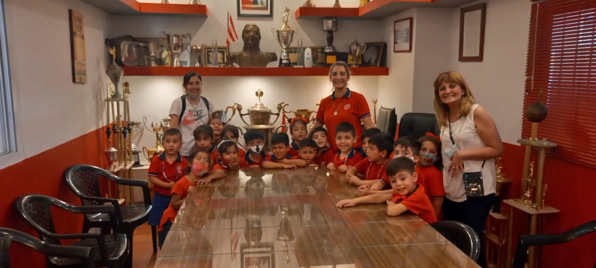 CASMOficial's tweet photo. 🏟 Los mismos fueron recibidos por integrantes de la HCD junto al @DeptoSociosCASM, quienes los acompañaron en una visita guiada y les brindaron un refrigerio.

#VamosCiudadela 🇦🇹 https://t.co/xprU8BKpf9