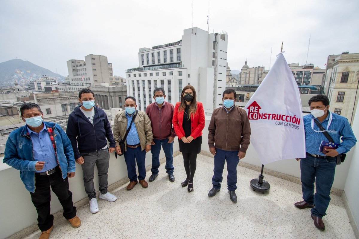 AutoridadRCC's tweet photo. Hoy, Paola Euscatigue, directora del sector Vivienda, Construcción y Saneamiento, sostuvo una reunión de capacitación con 9 alcaldes distritales de la región #Ayacucho. https://t.co/yEECeGA555