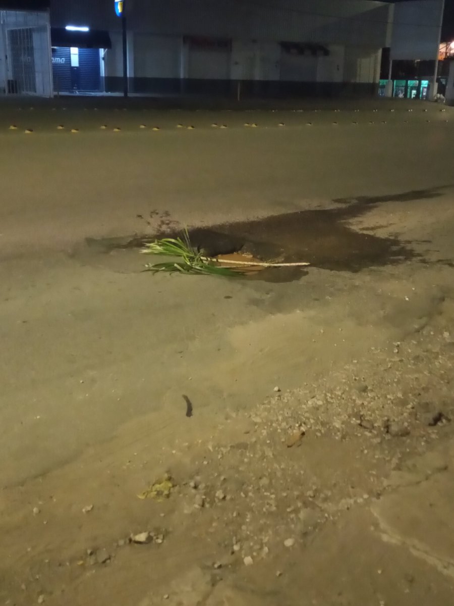 MARCEMIMA's tweet photo. Cuántos carros afectados por este tremendo hueco?! Lleva más de dos meses en Av. Universidad! @migue_vargas @DiarioPresente @TabascoHOY @xevtfm @XEVATabasco @sinreservas620 @YolandaOsunaH  @GobCentro https://t.co/B5xn9FBQQ2