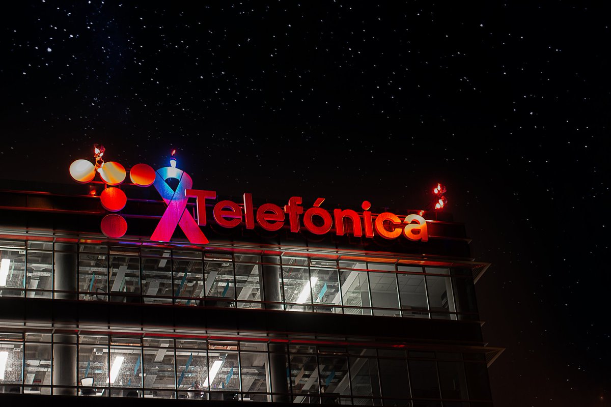LuisBenatuilV's tweet photo. Iluminamos de naranja el logo de @TelefonicaEC @MovistarEC en nuestro edificio Matriz pues queremos #MujeresSinMiedo que sigan aportando al país.

#DíaContralaViolenciadeGénero
#DíadelaNoViolenciaContralaMujer
#NiUnaMenos
#25N https://t.co/XZ9VWsY86m
