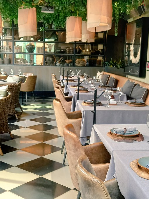 FoodandTravelMX's tweet photo. Visitamos el restaurante #Cachava, de Grupo Carolo, en Bosques de las Lomas. Su carta mayormente consagra platillos a las brasas, pero tiene otras opciones en su raw bar como este crudo de hamachi con aceite de chiles y salsa ponzu. ¡Exquisito! https://t.co/IqIwGnIUDr
