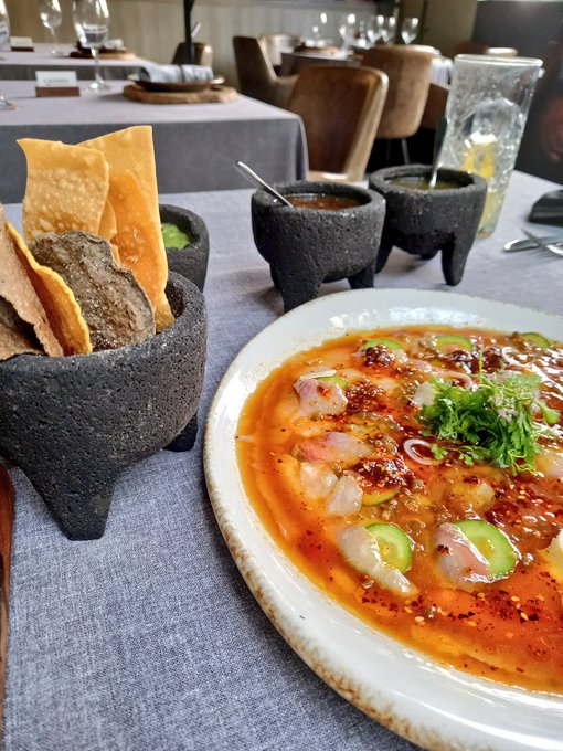 FoodandTravelMX's tweet photo. Visitamos el restaurante #Cachava, de Grupo Carolo, en Bosques de las Lomas. Su carta mayormente consagra platillos a las brasas, pero tiene otras opciones en su raw bar como este crudo de hamachi con aceite de chiles y salsa ponzu. ¡Exquisito! https://t.co/IqIwGnIUDr