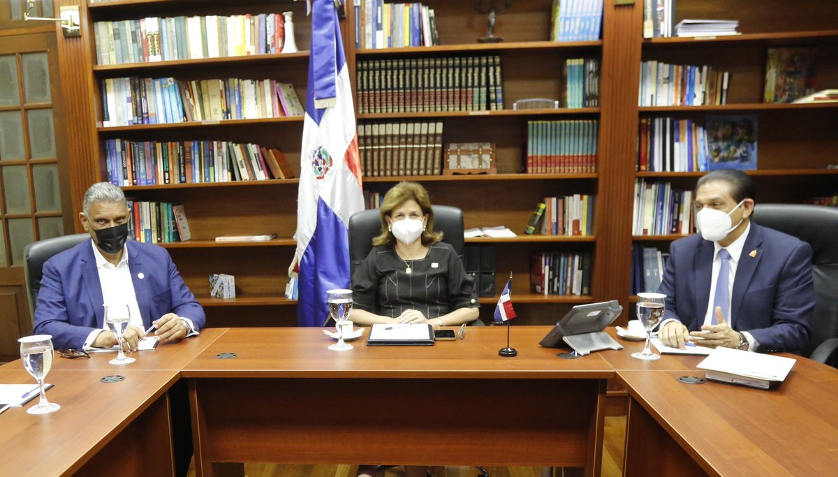 ViceRDo's tweet photo. La vicepresidenta @RaquelPenaVice sostuvo hoy una reunión con los ministros @ChuVasquez y @DrDaniel_Rivera. En el encuentro dieron seguimiento a la situación sanitaria actual y a los protocolos establecidos por el #GabinetedeSalud para el control de la pandemia. #ViceRDo https://t.co/tHttbsHPNG