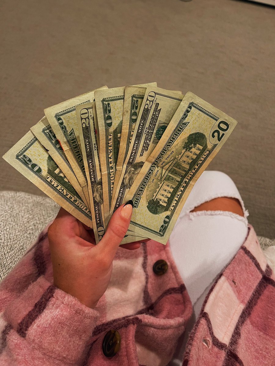 karaholiday17's tweet photo. OMG just convinced my grandpa that #NFTs are the future, he GAVE me $200 to invest for him. 

LFG what gas should I buy? https://t.co/em26MKls2c