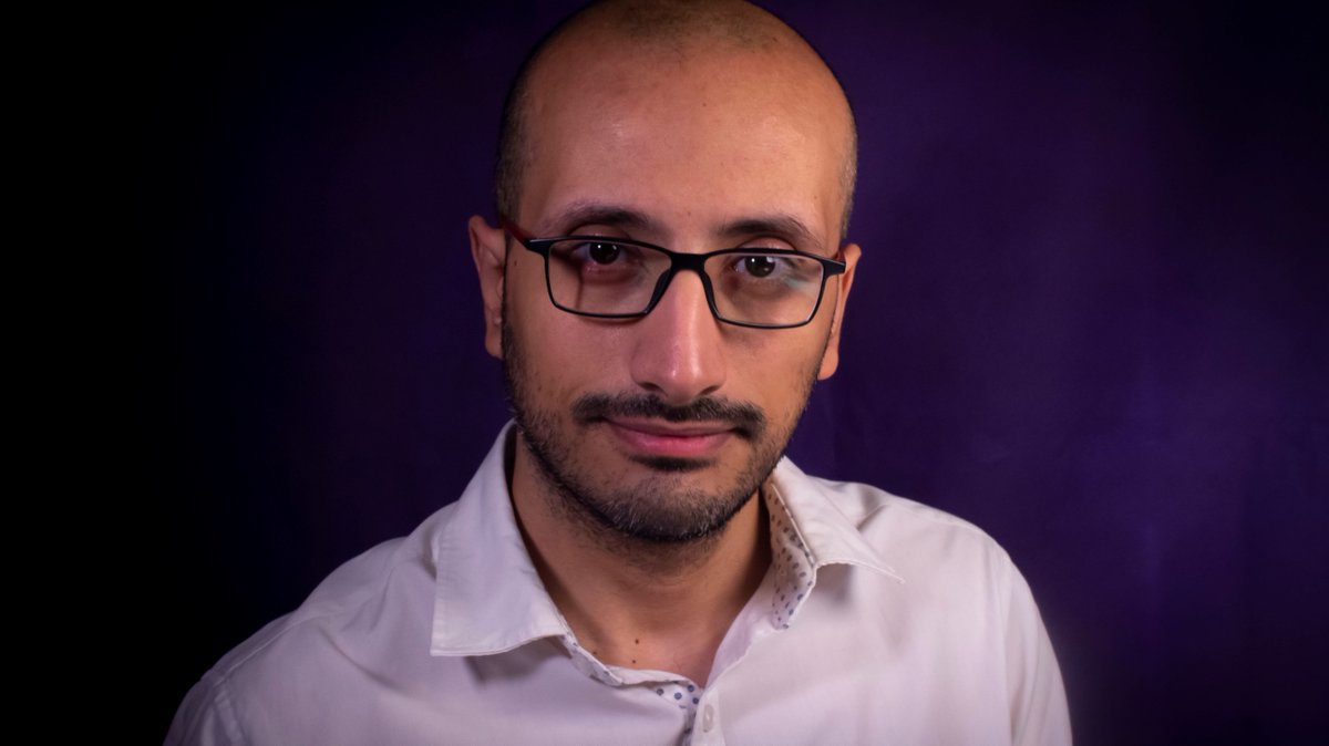 TOFilmSchool's tweet image. Aiman Abdo Al-Shargabi has launched his writing and directing career, specializing in advertisements and commercials. 
He graduates as the Online Video Production program valedictorian.
Congratulations Aiman! 📹 ⭐ 🎓 
Full story: bit.ly/3nJCgT1
#TFSGrad2021 #TFSOnline