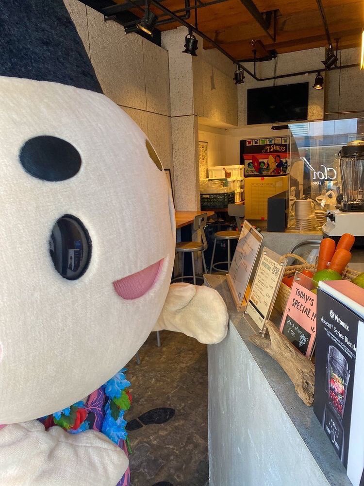 eboshimaro's tweet photo. 散歩途中でお茶ぞよ！スタッフがイケメンだったぞよ♪♪
(o^^o) ＃バターコーヒー がおすすめぞよ。
＃茅ヶ崎　#えぼし麻呂　@kenny_spicysol  わかる人にはわかるお兄さんぞよ！ https://t.co/wCPerzjY3Z