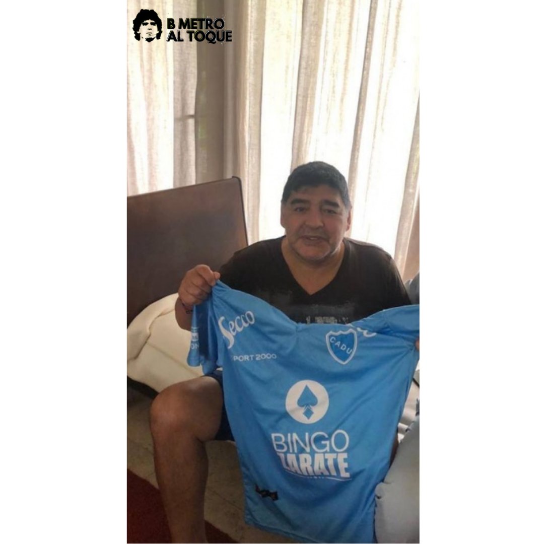 bmetroaltoque's tweet photo. Un día como hoy, pero hace un año, fallecía el futbolista más grande de todos los tiempos. Te extrañamos todos los días, #DiegoArmando ♥️

Les dejamos dos fotos de #Diego con camisetas de clubes de la actual B Metropolitana. 

#DiegoEterno https://t.co/NTX179Xk7R