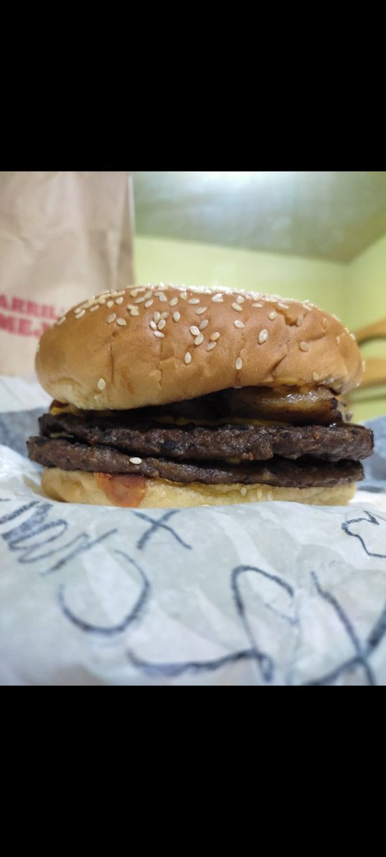 Henrygus123's tweet photo. Pregunta.
Es normal pedir algo en #BurgerKing y te venga otra cosa que no tiene nada que ver con la foto referencial? O sea entiendo que la foto es "referencial" pero la primera imagen no tiene nada que ver con la segunda XD #viral #comida #hamburguesa https://t.co/BoLrhAnAeo