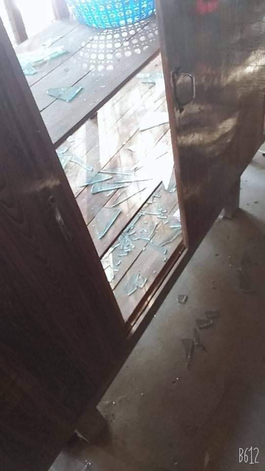 m_krl1's tweet photo. Military junta raided stormed &amp; vandalized houses in Kyin village in #Wandwin town, Meiktila District at 2pm on Nov25 by gunfiring. They sealed of the house and shop of Ko Thiha Soe Lin after vandalizing and  looting valuable machines and properties.(1/2)
#WhatsHappeningInMyanmar https://t.co/OtqgilJHCN