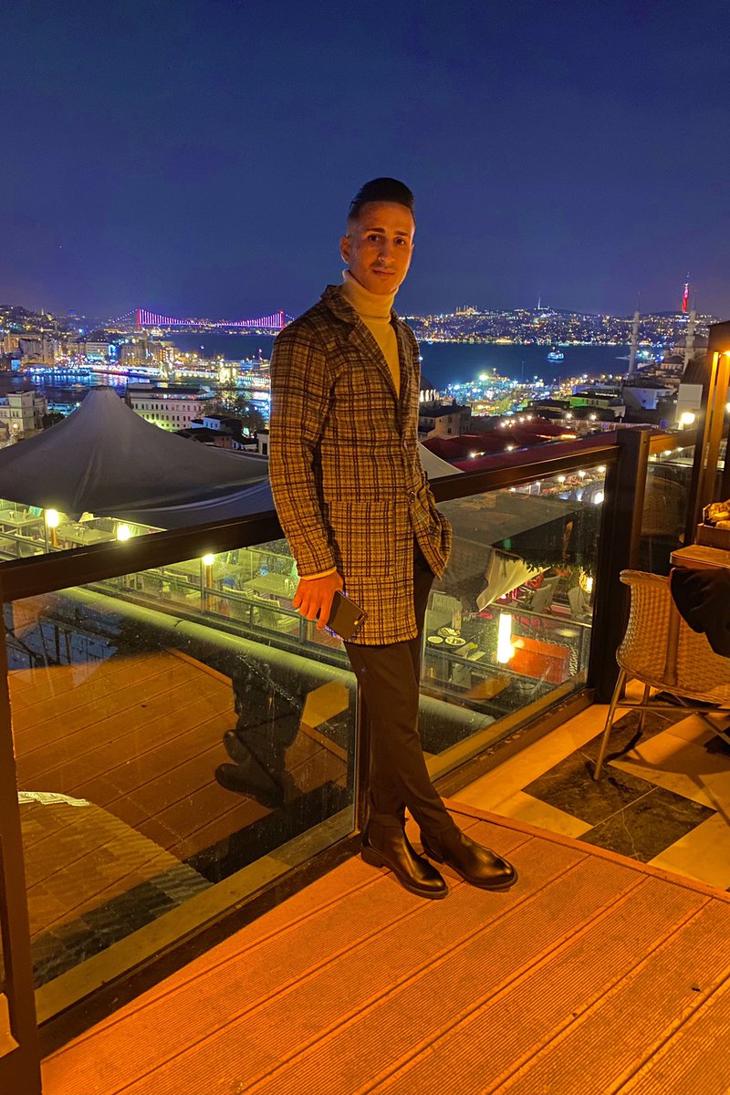 Bir bakışta anlayamazsın içimizi.