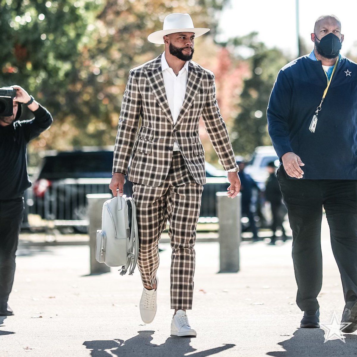 LuisFeldNYPS's tweet photo. Aaron Judge broke protocol again by showing up to the Cowboys game with a beard. Sources say the Yankees front office is furious their star has gone rogue. https://t.co/BY0JGTmaRM