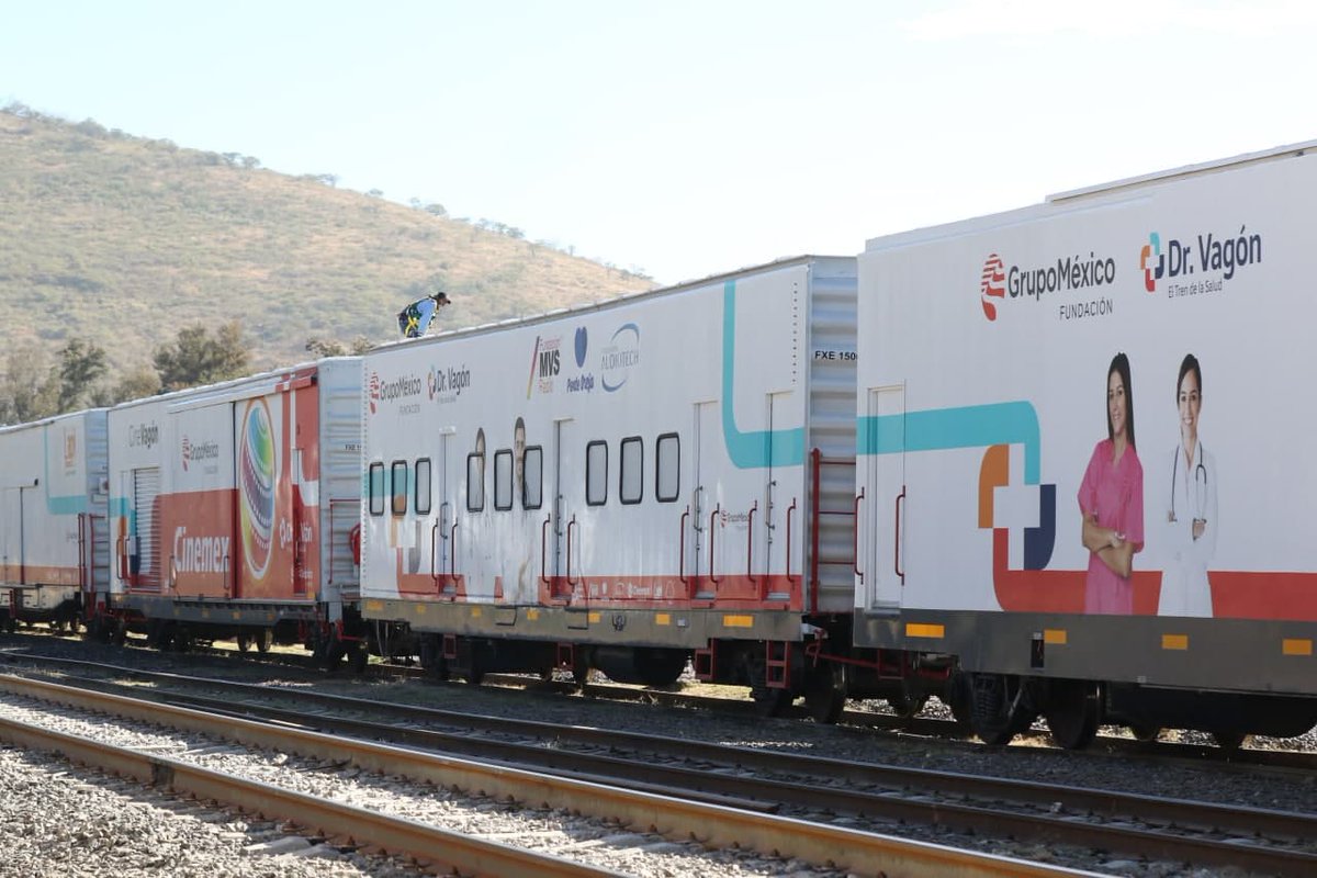 SalvadorZamoraZ's tweet photo. 🚂 Llegó a la antigua estación de Tlajomulco "El tren de la salud" del Dr. Vagón, esta importante iniciativa de la @FundacionGM que estará ofreciendo una amplia variedad de servicios médicos gratuitos a las y los tlajomulquenses. https://t.co/KcHopPQ1Bg