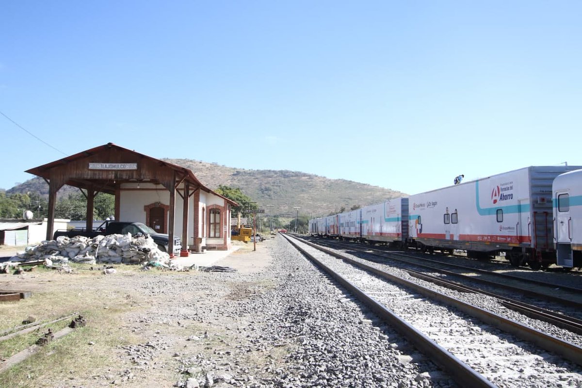 SalvadorZamoraZ's tweet photo. 🚂 Llegó a la antigua estación de Tlajomulco "El tren de la salud" del Dr. Vagón, esta importante iniciativa de la @FundacionGM que estará ofreciendo una amplia variedad de servicios médicos gratuitos a las y los tlajomulquenses. https://t.co/KcHopPQ1Bg