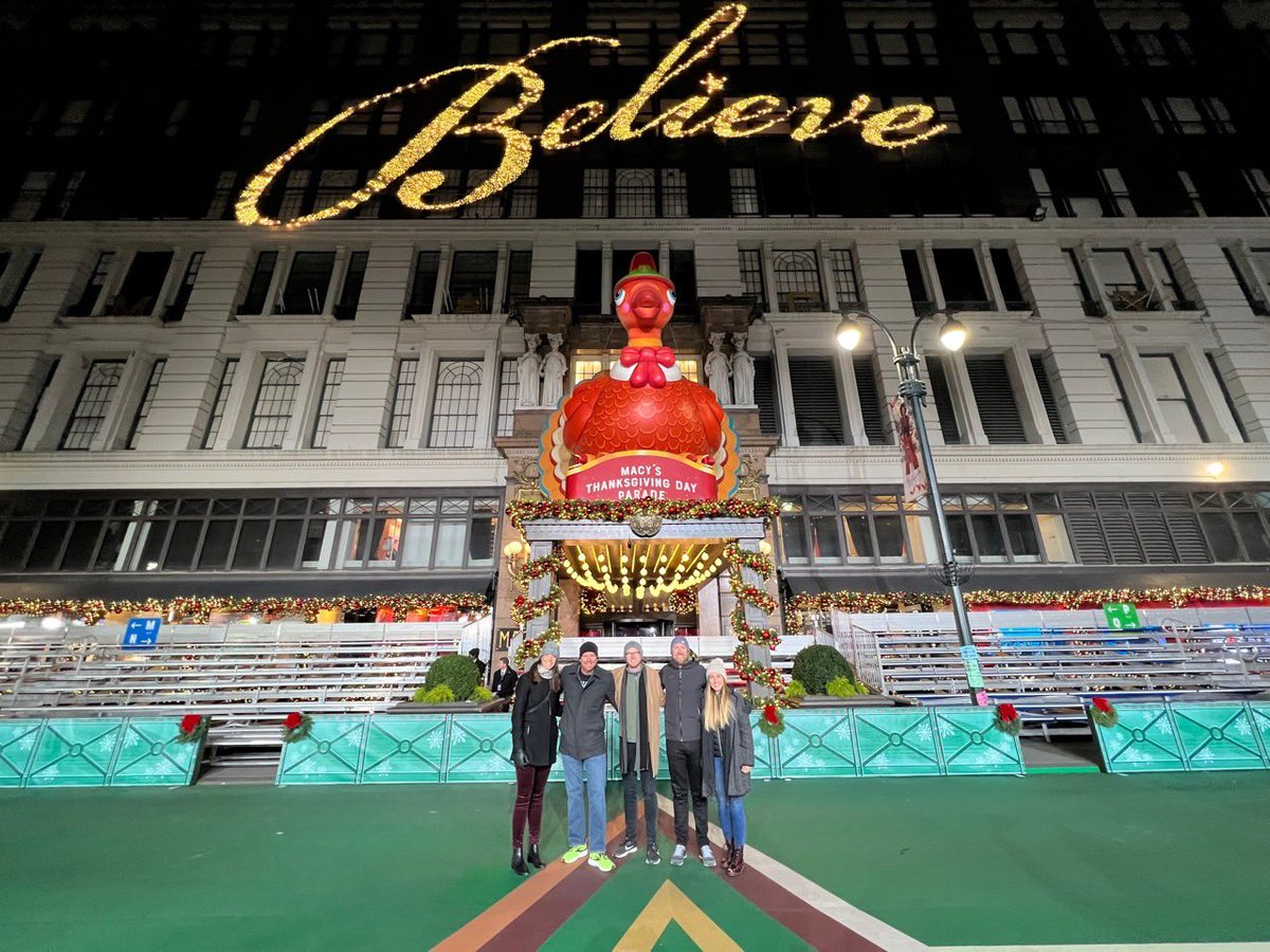 vhsband's tweet photo. Thankful for our wonderful students, staff, parents, families, friends, and fans. Happy Thanksgiving! 🦃🍁😍#macysparade2022 #definingthestandard https://t.co/Km9Yk2dapP
