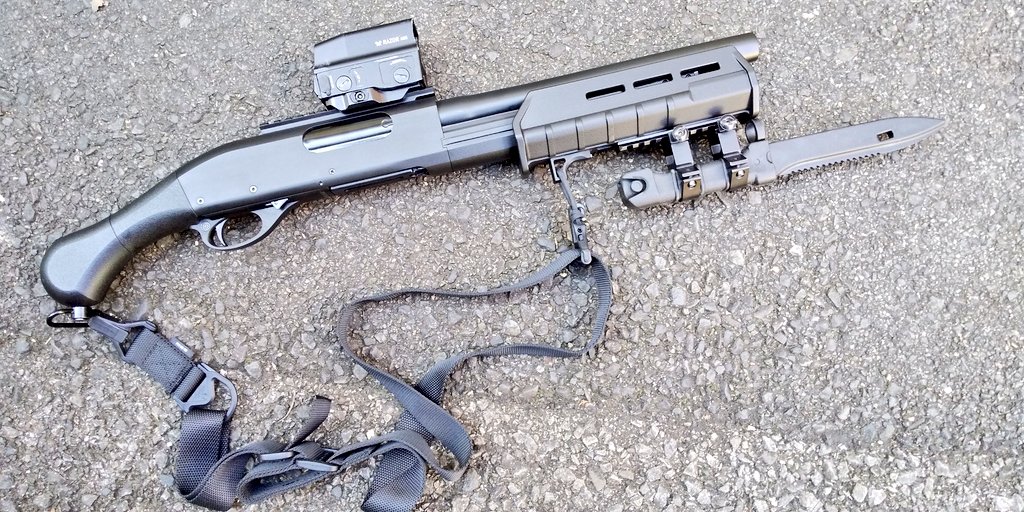 Bukisounin_KIRA's tweet photo. 今日の武器商人(笑)
ある分野の人達にハマる銃器って有るよね😤流石に斧はゴムやウレタン製で造る根性は無いので…簡易バヨネットで誤魔化せ✌️#6kh5 と1㌅スコープマウントリングだ🔧 https://t.co/WFHij3DTkU